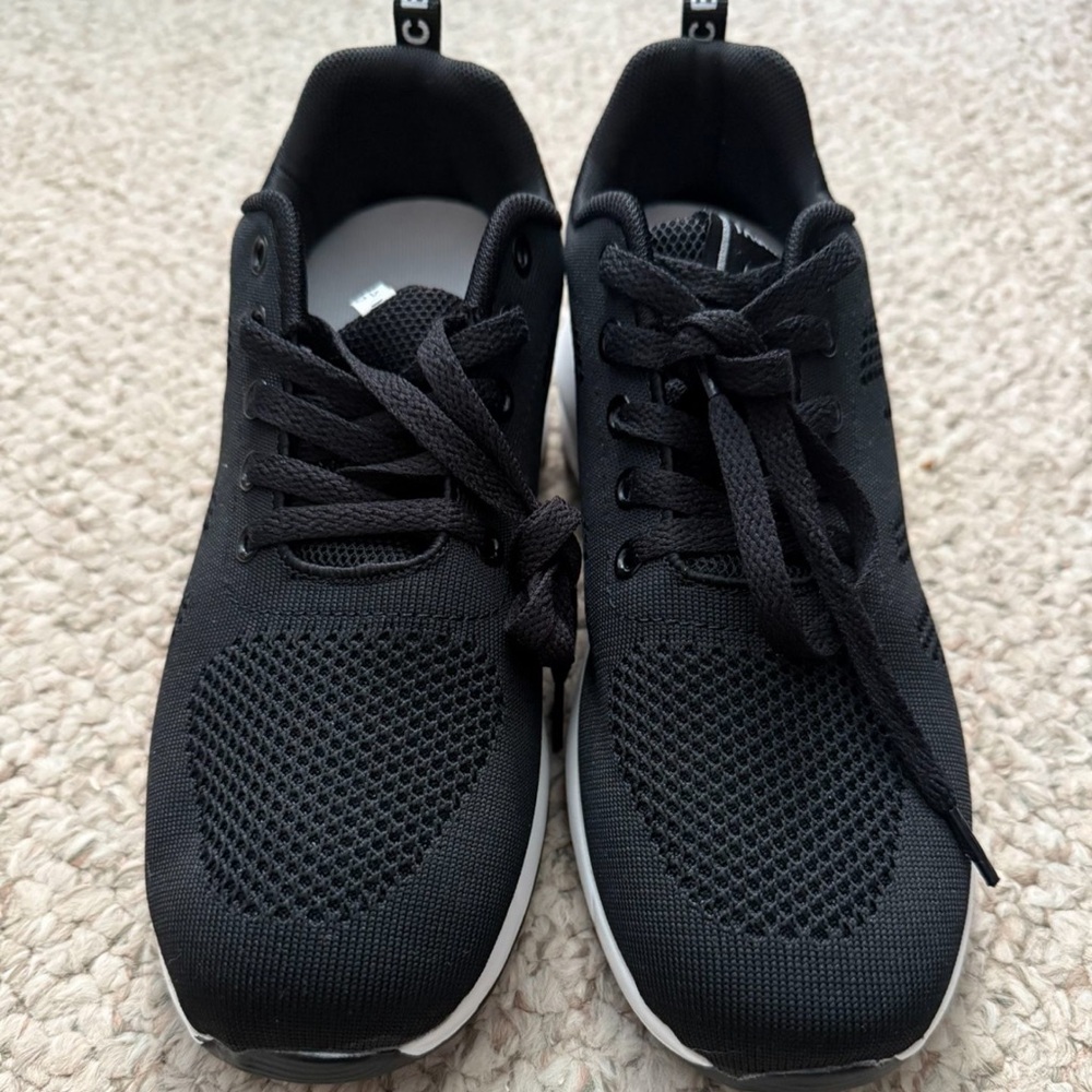 WOMENS SIZE 9 GYM SHOES SIZE 40 WITH SPORT INSERTS